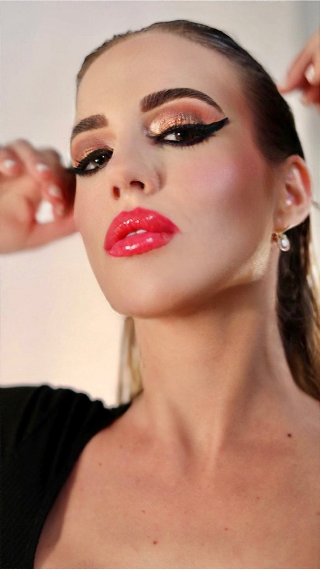 Eyeshadow: "The Heat"(shimmer) & "Alhambra" (red on crease) 